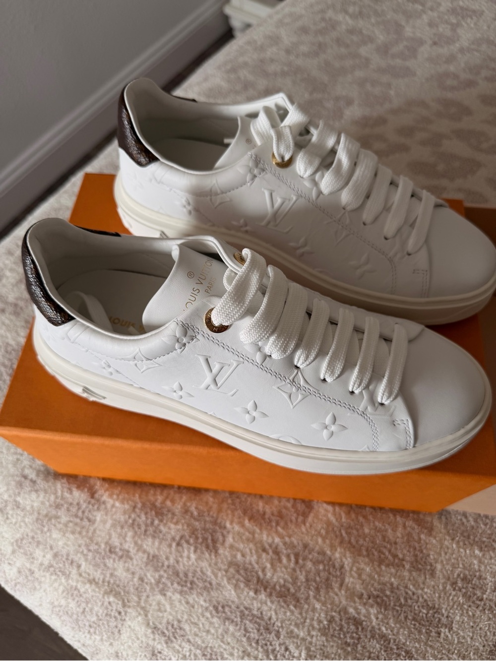 BRAND NEW Louis Vuitton White Leather Monogram Sneakers - Picture 4 of 7